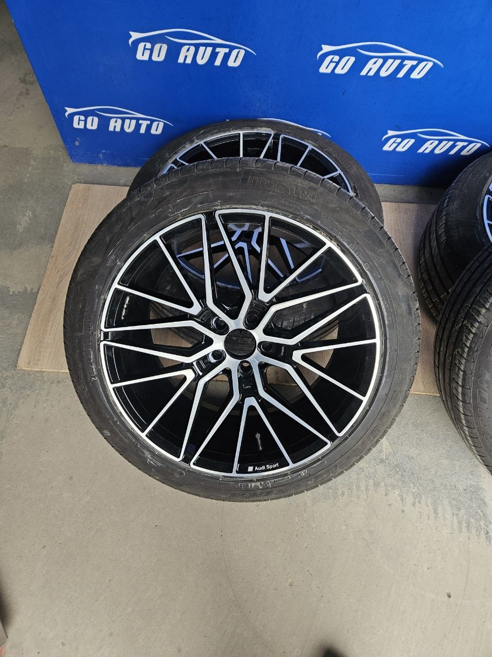 Диски R20 5x114.3 10j et30 dia73.1 з літніми шинами Pirelli 255/45/R20