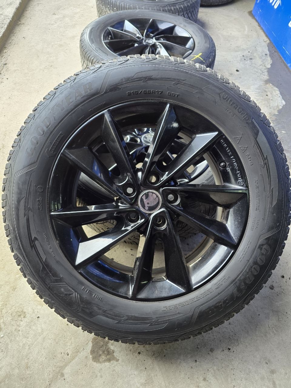 Диски R17 5x112 6.5j et38 dia57.1 з зимовими шинами GoodYear 215/65/R17